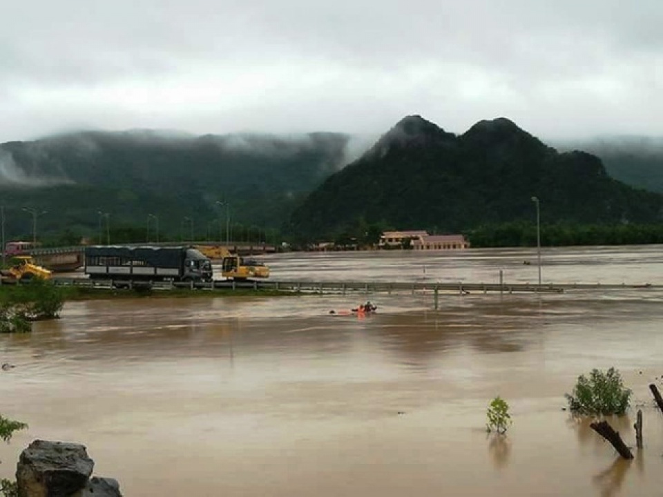 xot xa canh dan do mai ngoi chui len noc nha chay lu