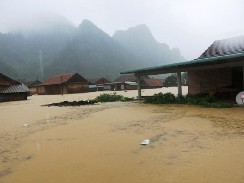 xot xa canh dan do mai ngoi chui len noc nha chay lu