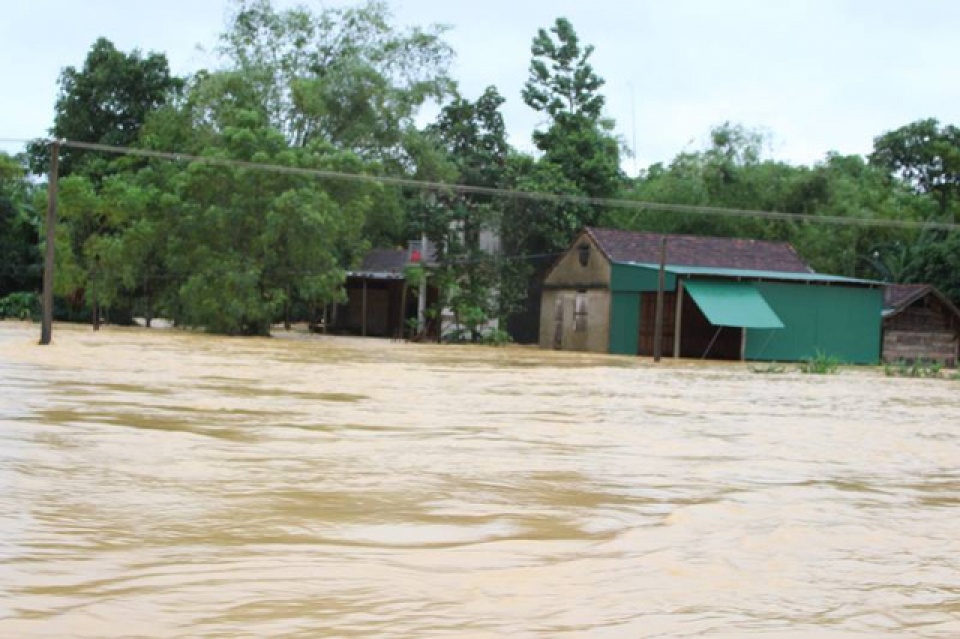 xot xa canh dan do mai ngoi chui len noc nha chay lu