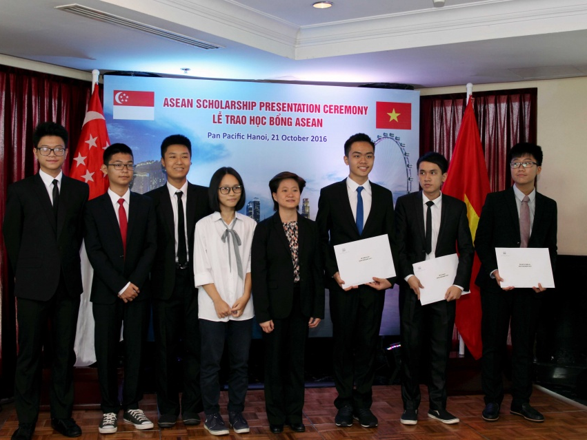 Đại sứ quán Singapore trao học bổng ASEAN cho 8 học sinh Việt Nam