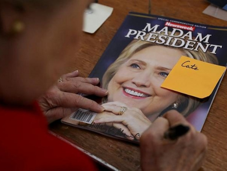 Báo Mỹ trót phát hành 125.000 ấn bản in bìa Clinton đắc cử