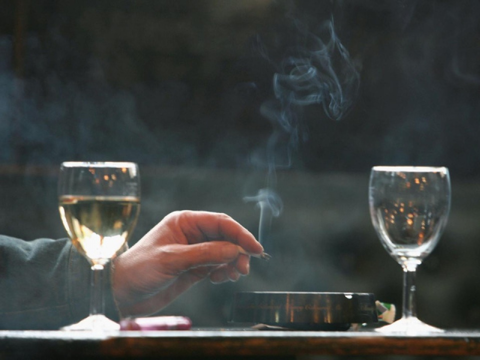Nên uống rượu vang khi ở môi trường có khói thuốc lá?