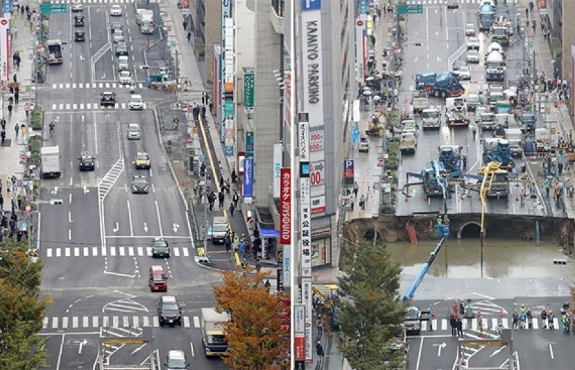 Hố tử thần ở Nhật Bản được vá nhanh "thần tốc" lại bị sụt lún