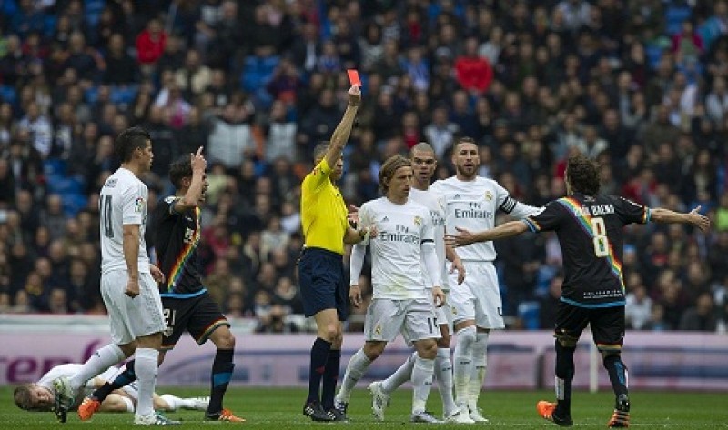 Thắng 10-2, Real Madrid được trọng tài thiên vị?