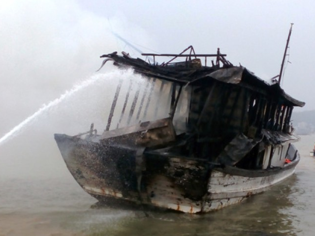 Không có thương vong về người trong vụ cháy tàu ở Hạ Long