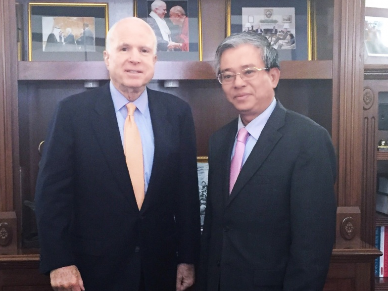 Đại sứ Phạm Quang Vinh gặp Thượng Nghị sỹ John McCain