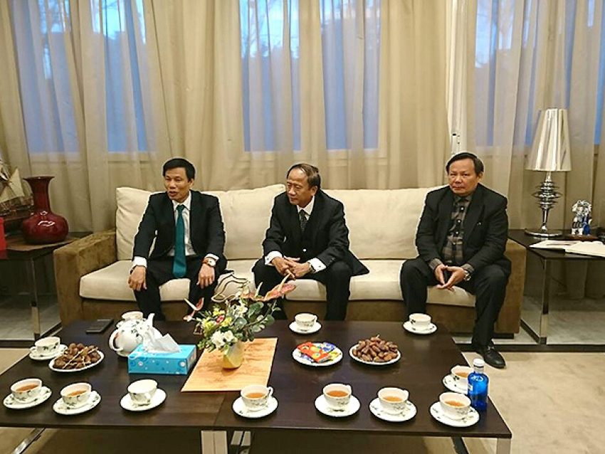 Bộ trưởng Nguyễn Ngọc Thiện làm việc với Đại sứ Việt Nam tại Tây Ban Nha