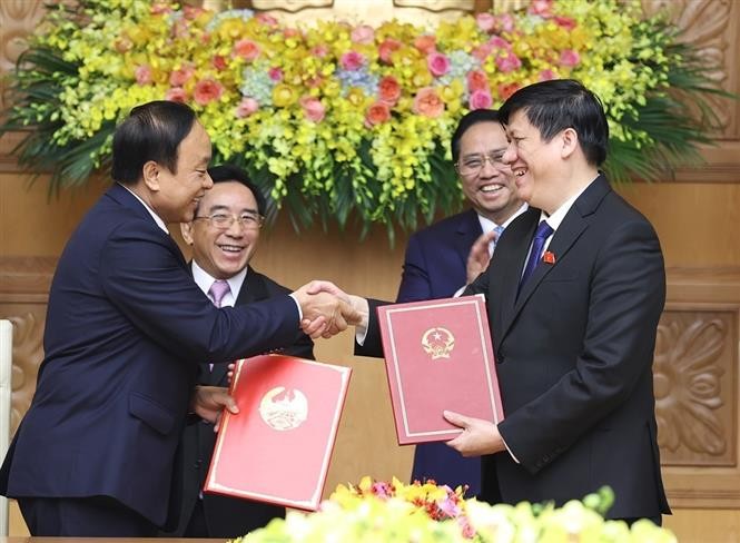 Thủ tướng Phạm Minh Chính và Thủ tướng Lào Phankham Viphavanh chứng kiến lễ ký kết văn kiện hợp tác giữa Bộ Y tế hai nước. (Nguồn:TTXVN)