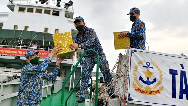 Soldiers load goods onto a vessel to prepare for the trips to the DK1 platforms on January 8. (Photo: VNA)