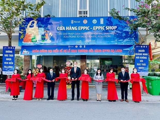 Delegates cut the ribbon to open the EPPIC shop in Ha Long city, Quang Ninh province, on January 7 (Photo: quangninh.gov.vn)