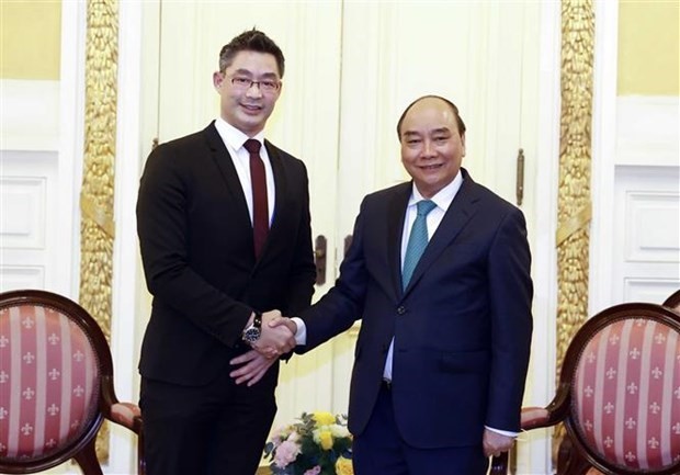 President Nguyen Xuan Phuc (R) and Dr. Philipp Rosler, Honorary Consul of Vietnam in Switzerland, at the meeting in Hanoi on January 22. (Photo: VNA)