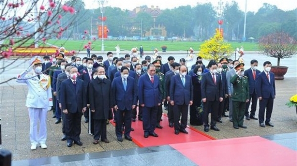 Leaders pay tribute to President Ho Chi Minh ahead of Tet