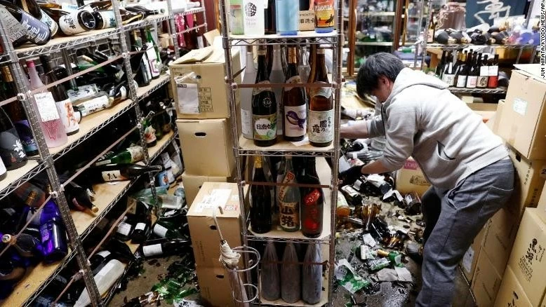 Nhật Bản cảnh giác động đất mạnh và sóng thần