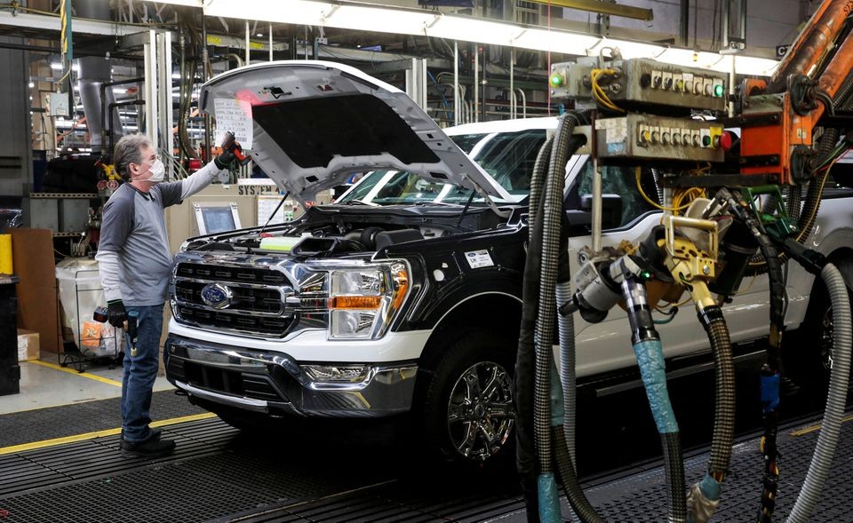 Một công nhân của Ford Motor tham gia lắp ráp một chiếc xe bán tải tại Nhà máy xe tải Dearborn ở Dearborn, Michigan, Mỹ, ngày 26/1/2022. (Nguồn: Reuters)