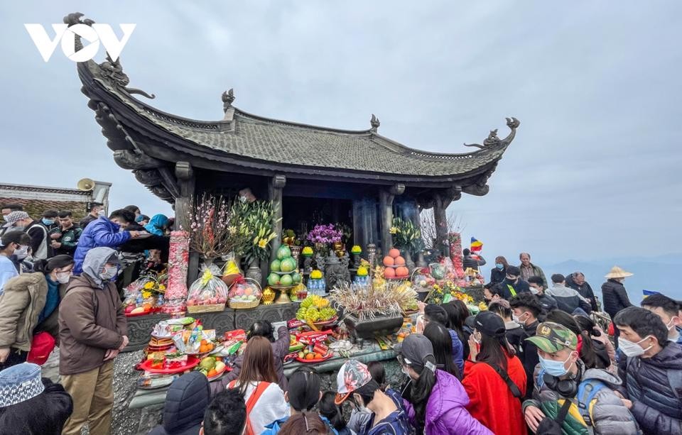Đỉnh chùa Đồng ''chật ních'' du khách chiêm bái