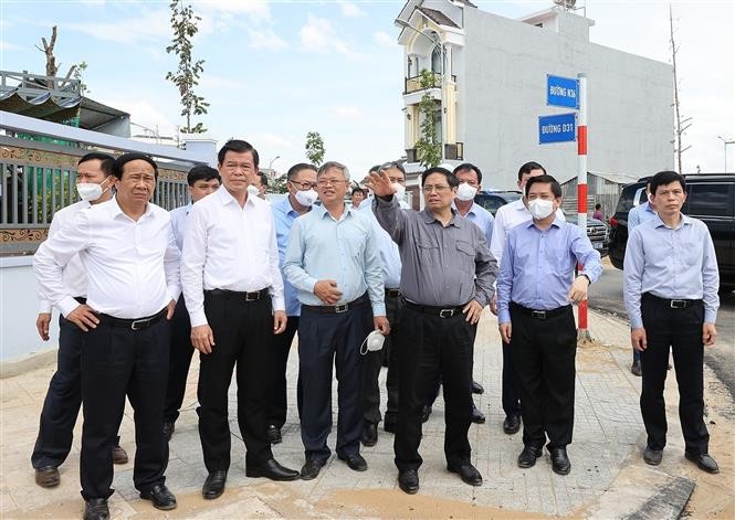 •	Thủ tướng Phạm Minh Chính kiểm tra khu tái định cư Dự án Cảng hàng không quốc tế Long Thành. (Nguồn: TTXVN)