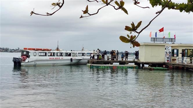 The search is still underway for the missing victims following a boat accident of Cua Dai Beach, Quang Nam province on February 26. (Photo: VNA)