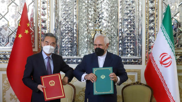 Ngoại trưởng Trung Quốc Vương Nghị và người đồng cấp Iran Mohammad Javad Zarif  ký thỏa thuận hợp tác vào ngày 27/3 tại Tehran, Iran. (Nguồn: CNBC)