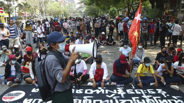 Người biểu tình Myanmar trong một cuộc tuần hành hôm 27/3 tại Yangon, Myanmar. (Nguồn: CNN)