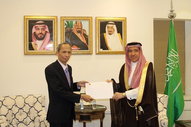 Đại sứ Đặng Xuân Dũng trình bản sao Thư ủy nhiệm lên lãnh đạo Bộ Ngoại giao Saudi Arabia
