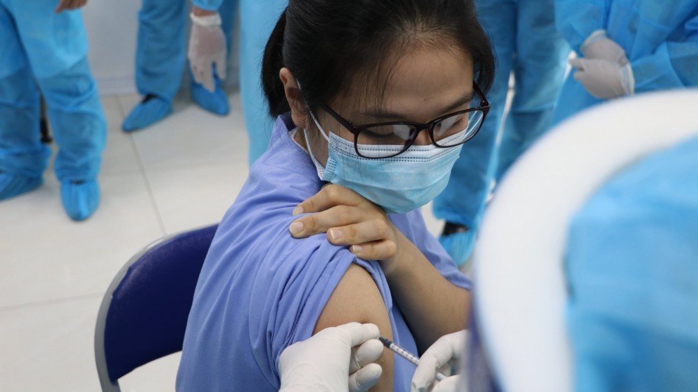 Vaccine phòng Covid-19 ở Việt Nam: Hơn nửa triệu người đã được tiêm, triển khai ở cấp độ an toàn cao nhất