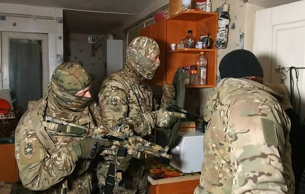  Lực lượng an ninh Nga khám xét nhà của thủ phạm. (Nguồn: TASS)