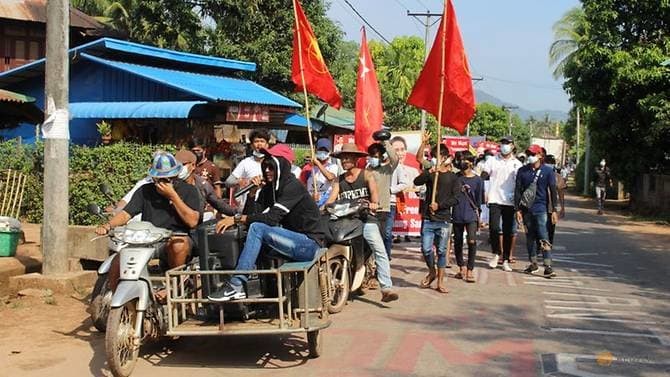 Nhiều người dân Myanmar vẫn xuống đường biểu tình phản đối chính quyền quân sự. (Nguồn: CNA)