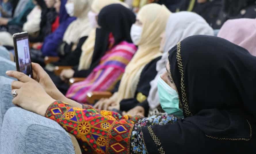Nhiều phụ nữ Afghanistan lo lắng khi biết tin Mỹ rút quân khỏi đất nước. (Nguồn: Guardian)