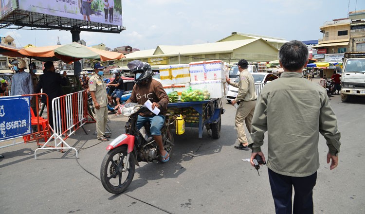 Nhiều tiểu thương lao đao khi một số chợ ở thủ đô Pnom Penh bị đóng cửa phòng dịch Covid-19. (Nguồn: Khmer Times)