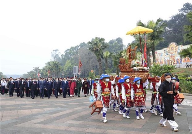 The incense-offering ceremony takes place at the Hung Kings Temple Relic Site on Nghia Linh Mountain, where the kings performed rituals devoted to rice and sun deities to pray for bumper crops. (Photo: VNA)