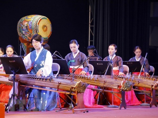 An art performance at the event. (Photo: VNA)