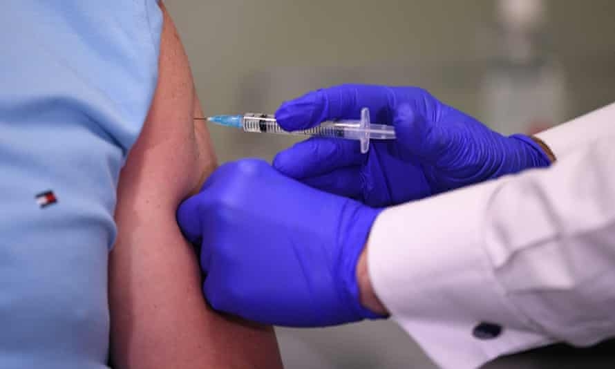 Lý do đầu tiên dẫn đến việc trì hoãn tiêm phòng vaccine của người Austrlia là do nghi ngờ về tác dụng phụ của nó
