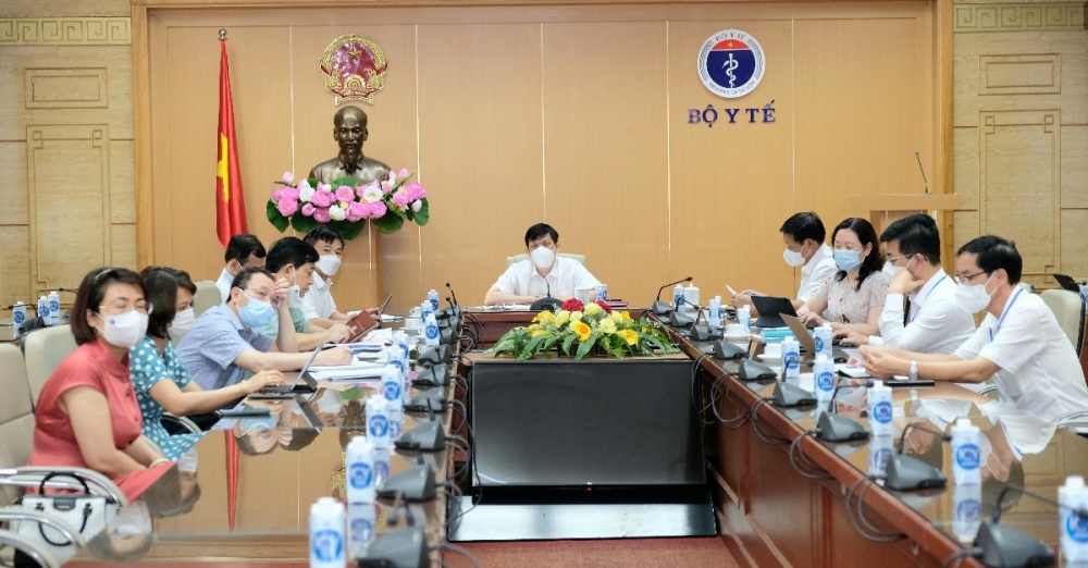 Bộ trưởng Nguyễn Thanh Long, Thứ trưởng Đỗ Xuân Tuyên và lãnh đạo các Vụ/Cục/Văn phòng tại điểm cầu Bộ Y tế. (Nguồn: Bộ Y tế)  