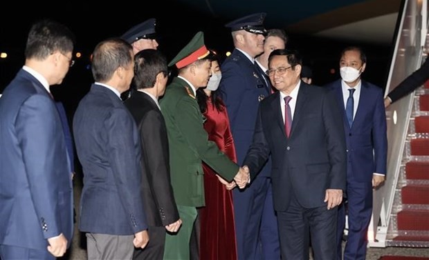 Prime Minister Pham Minh Chinh (right, front) arrived in Washington D.C. on May 11 morning (local time). (Photo: VNA)