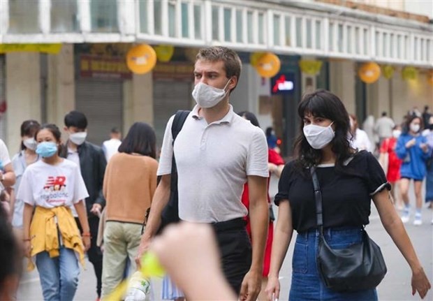 Foreigners stroll the pedestrian zone around Hoan Kiem Lake. (Photo: VNA)