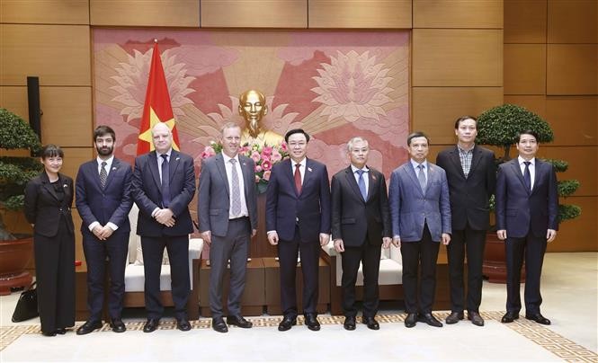 Chủ tịch Quốc hội Vương Đình Huệ cảm ơn Đại sứ Gareth Ward đã có nhiều đóng góp tích cực vào việc thúc đẩy quan hệ Đối tác chiến lược Việt Nam-Anh. (Nguồn: TTXVN)