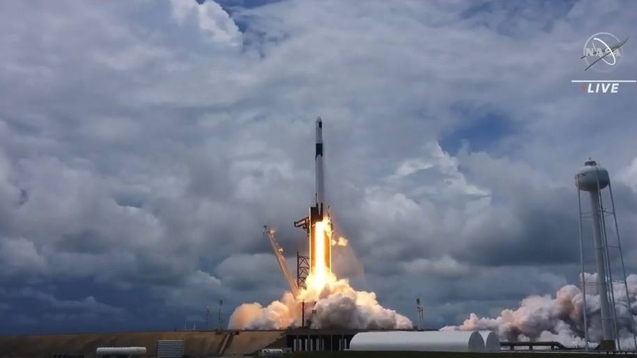 Tàu SpaceX Dragon mang theo tấm năng lượng mặt trời, lắp ghép thành công với Trạm vũ trụ quốc tế