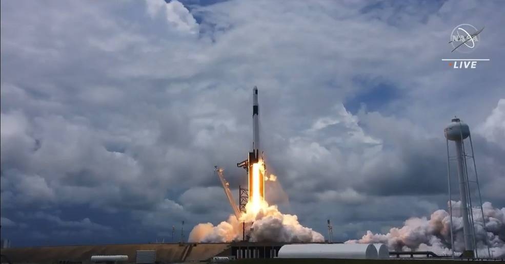 Tàu SpaceX Dragon mang theo tấm năng lượng mặt trời, lắp ghép thành công với Trạm vũ trụ quốc tế