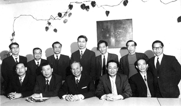 Nhà ngoại giao Nguyễn Khắc Huỳnh (hàng thứ hai, ngoài cùng, bên trái) tại Hội nghị Paris.