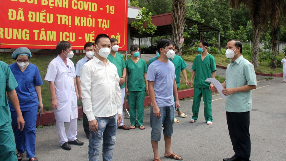 Trao giấy ra viện cho bệnh nhân điều trị Covid-19 tại Bệnh viện Phổi tỉnh Bắc Giang. (Nguồn: Bộ Y tế)