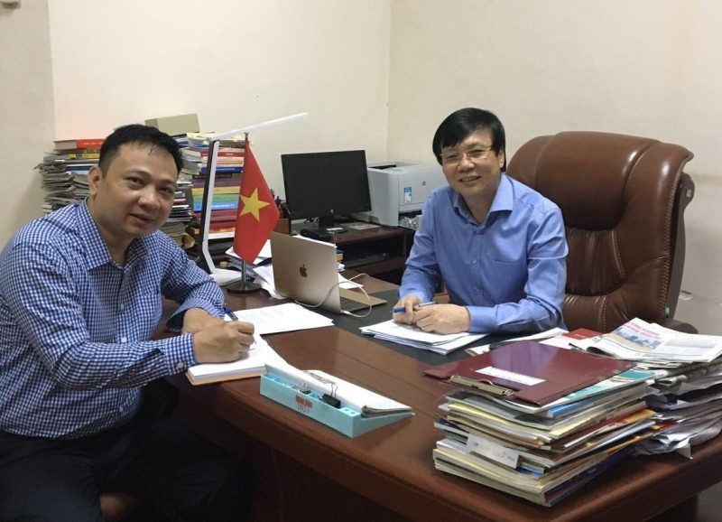 Tác giả phỏng vấn nhà báo Hồ Quang Lợi