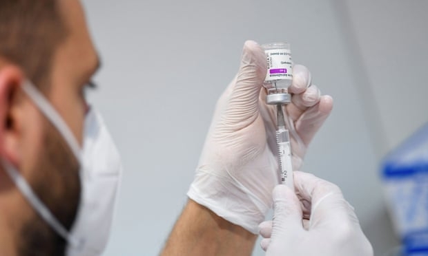 Một nhân viên y tế tại Trung tâm tiêm chủng vaccine ngừa Covid-19Munich, Đức. (Nguồn: Guardian)