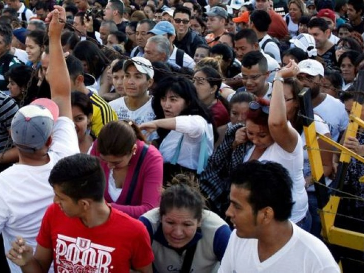 Venezuela mở cửa biên giới tạm thời với Colombia