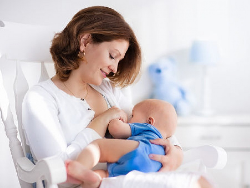 Sữa mẹ bảo vệ trẻ chống lại bệnh tật