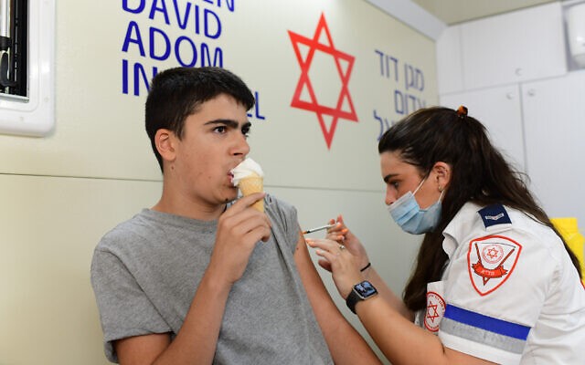 Một thiếu niên Israel đang được tiêm vaccine ngừa Covid-19 tại một trung tâm tiêm chủng ở thủ đô Tel Aviv, ngày 4/7. (Nguồn: Time of Israel)