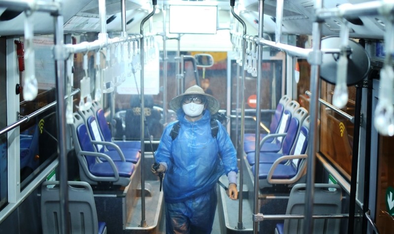 Từ ngày 8/7, nhằm tránh nguy cơ lây nhiễm Covid-19, Hà Nội tạm dừng hoạt động vận tải hành khách công cộng đến 14 tỉnh thành phố.