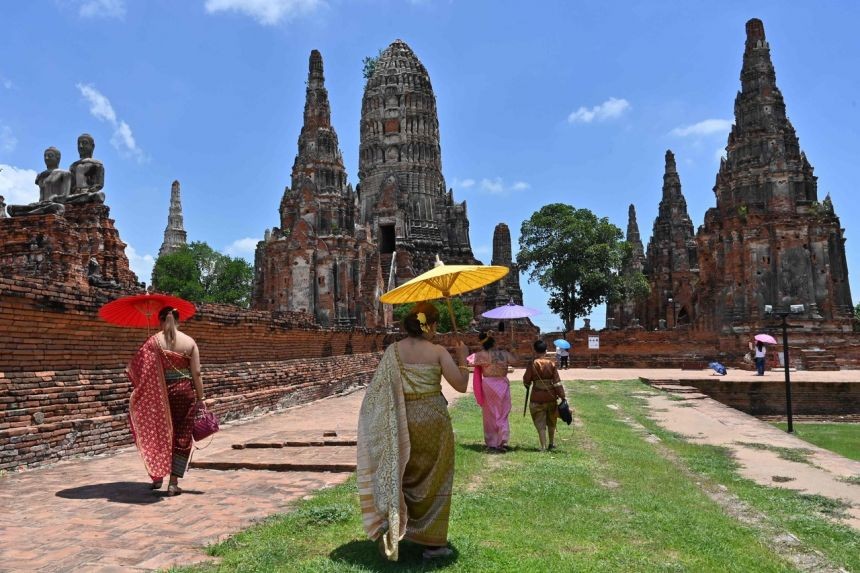 Du khách thăm đền Wat Chaiwatthan ở cố đô Ayutthaya, phía bắc Bangkok vào ngày 27/6.