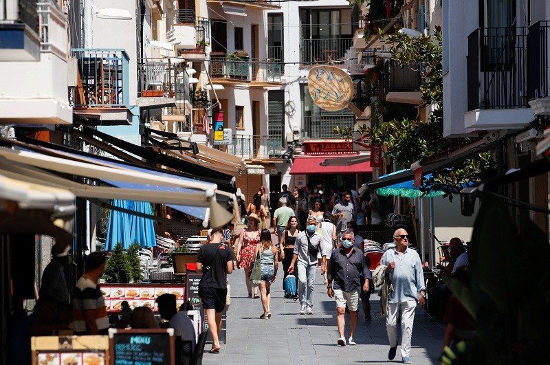 Người dân đi bộ tại một khu phố ở Barcelona, Italy, ngày 15/7. (Nguồn: Reuters)
