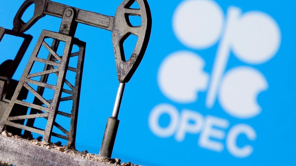 UAE lo thiếu hụt nguồn cung dầu, OPEC+ tự nguyện cắt giảm sản lượng để cân bằng thị trường