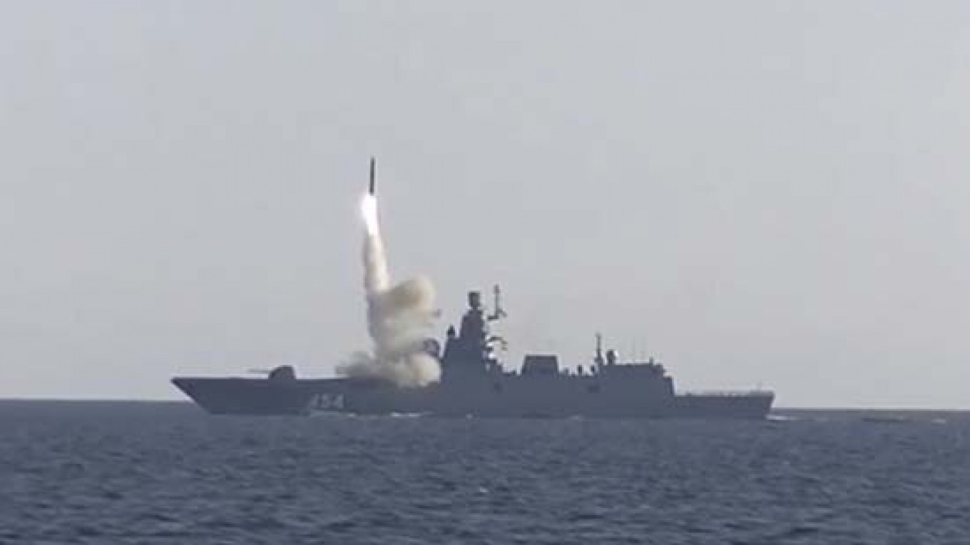 Bộ Quốc phòng Nga công bố ảnh tên lửa siêu thanh Tsirkon (Zircon) được phóng từ tàu Đô đốc Gorshkov ở Biển Trắng vào ngày 19/7. (Nguồn: The Moscow Times)